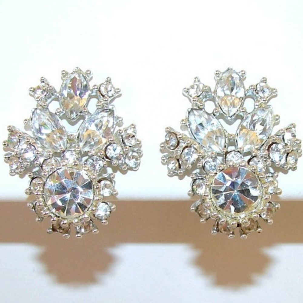 Gorgeous Vintage Garne Rhinestone Clip Earrings